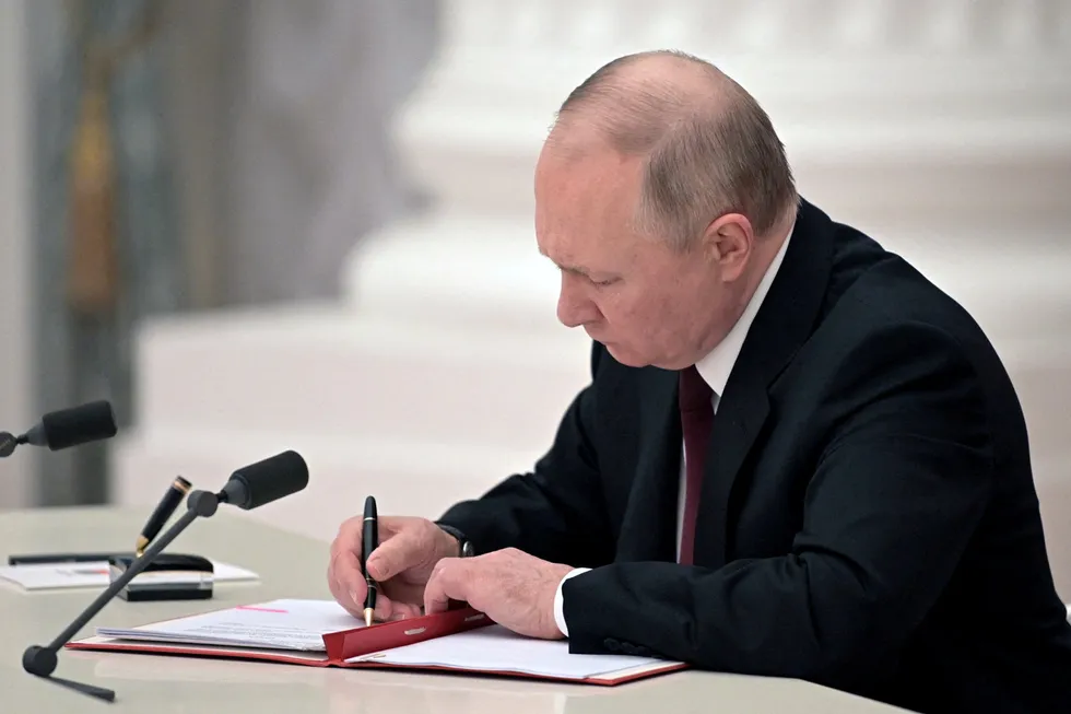 Russlands president Vladimir Putin anerkjente mandag de to russiske støttede utbryterregionene Donetsk og Luhansk som selvstendige stater.