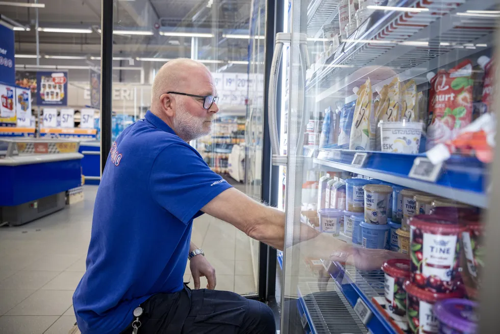 Matprisene i Norge har pleid å være lavest i desember,, skriver innleggsforfatterne. Illustrasjonsfoto: Rema-kjøpmann Morten Wiik rydder i kjøleskapene.