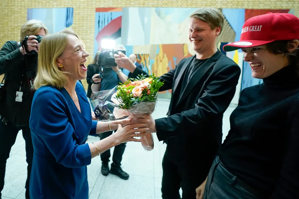 Anniken Huitfeldt fikk klemmer, blomster og caps fra sine støttespillere i Stortinget da det ble kjent at hun er ny ambassadør til Washington, D.C. Nå må hun fratre fra Stortinget for å få nær seks måneders opplæring.