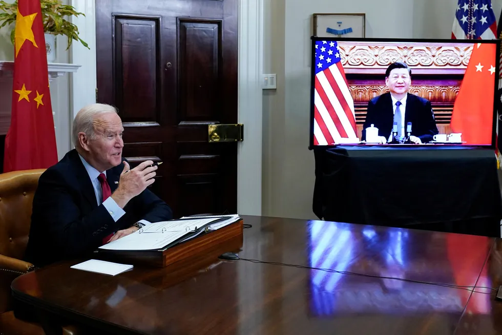 President Joe Biden hadde fredag en videosamtale med Kinas president Xi Jinping, der Russlands invasjon av Ukraina var det sentrale temaet. Dette bildet er fra en videosamtale de to presidentene hadde i november.