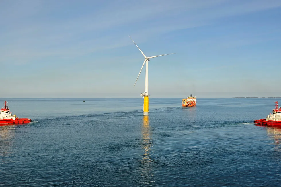 Statoils (nå Equinor) flytende vindmølle Hywind slepes fra Åmøyfjorden til Karmøy i 2009.