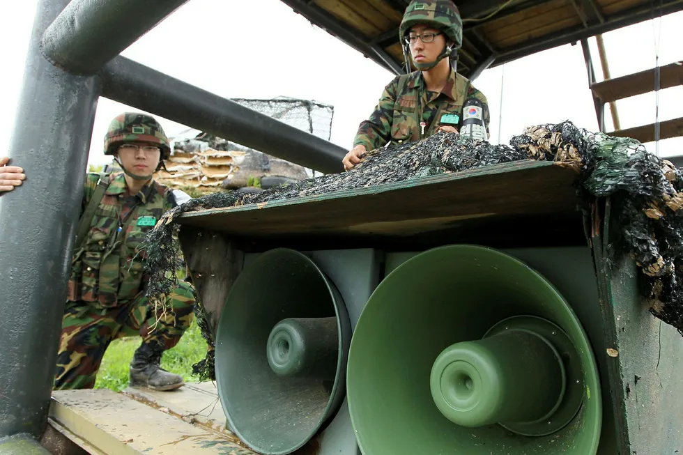 Sør-Korea har brukt store høytallere til å spre propaganda over grensen til Nord-Korea. Nå skrus de av inntil videre. Foto: Lee Sang-hak/AP photo/NTB Scanpix