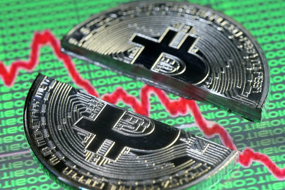 Det har vært en blodig uke for spekulanter i digitale valutaer. Bitcoin-kursen har falt fra rundt 20.000 dollar i helgen til rundt 13.000 dollar natt til fredag. Foto: Dado Ruvic/Illustration/NTB Scanpix