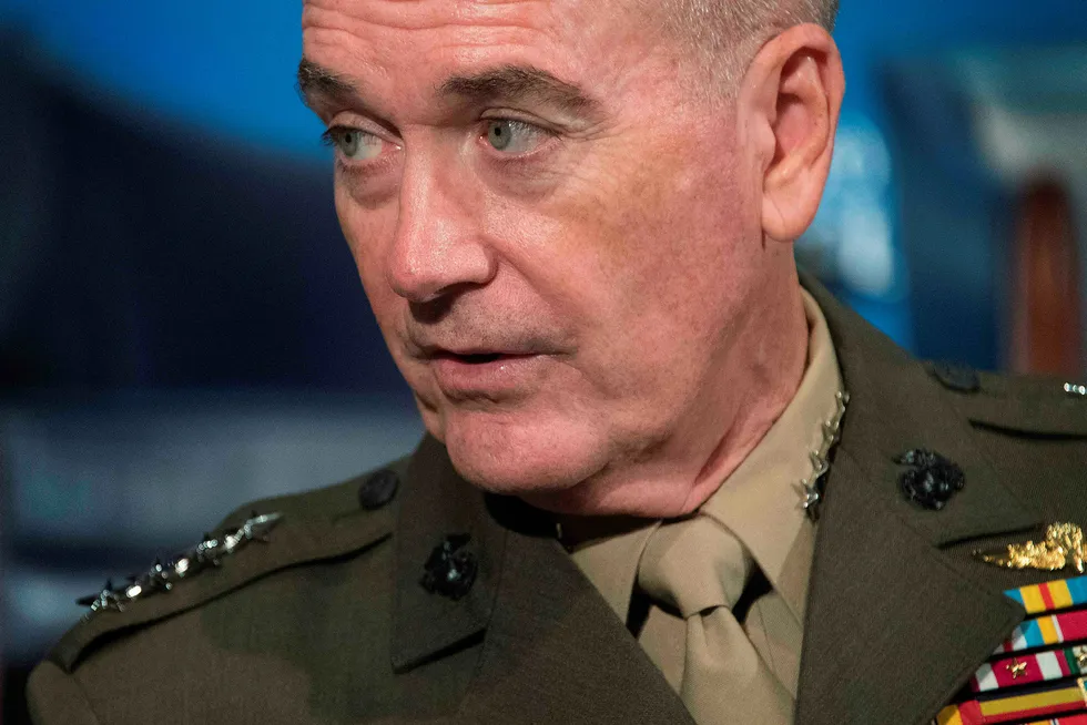 General Joseph Dunford vil fortsette å behandle alt personell med respekt - i påvente av en ordre fra president Donald Trump. Foto: JIM WATSON