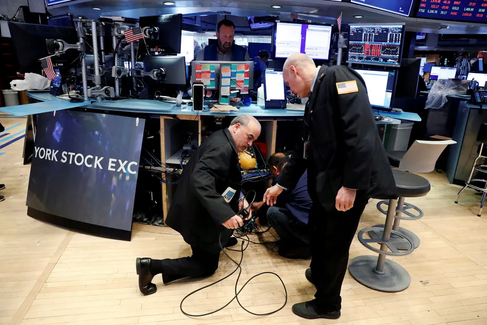 På Wall Street pakker aksjemeglerne ned datamaskinene for å jobbe hjemmefra. Goldman Sachs kaller det plutselige stoppet i den amerikanske økonomien «enestående».