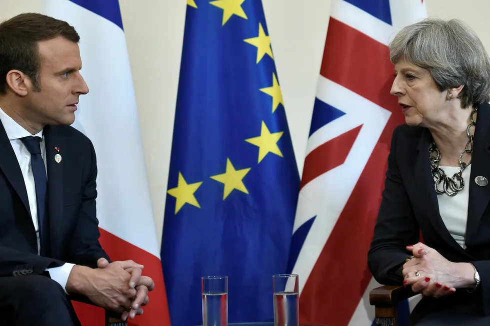 Frankrikes president Emmanuel Macron lover Storbritannias statsminister Theresa May all mulig hjelp i kampen mot terror. Foto: NTB scanpix/AFP PHOTO / POOL / STEPHANE DE SAKUTIN