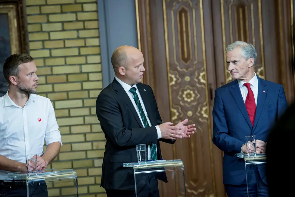 Sp-leder Trygve Slagsvold Vedum (i midten) vil ikke love seg bort til SV-leder Audun Lysbakken (til venstre). Valgnatten møttes de to, Ap-leder Jonas Gahr Støre og de andre partilederne i Stortingets vandrehall.