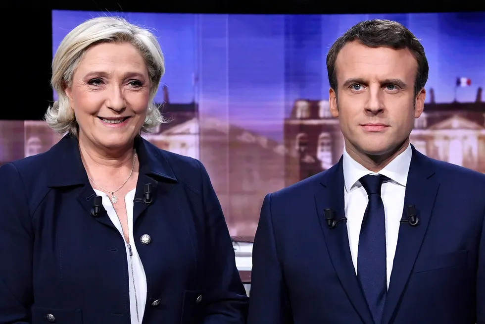 Marine Le Pen og Emmanuel Macron stilte opp til fotografering sammen da de møttes i TV-duell for fem år siden. Macron vant både debatten og valget den gangen, men en bedre forberedt Le Pen håper på revansje.