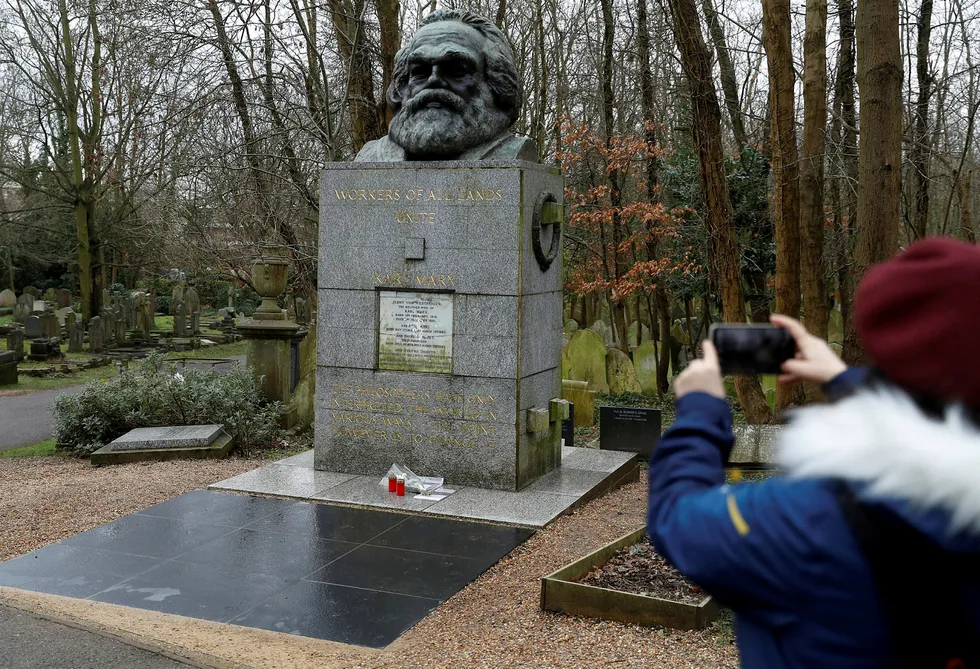 Den tyske filosofen Karl Marx ligger gravlagt i London. Mandag ble det oppdaget hærverk på gravstøtten.
