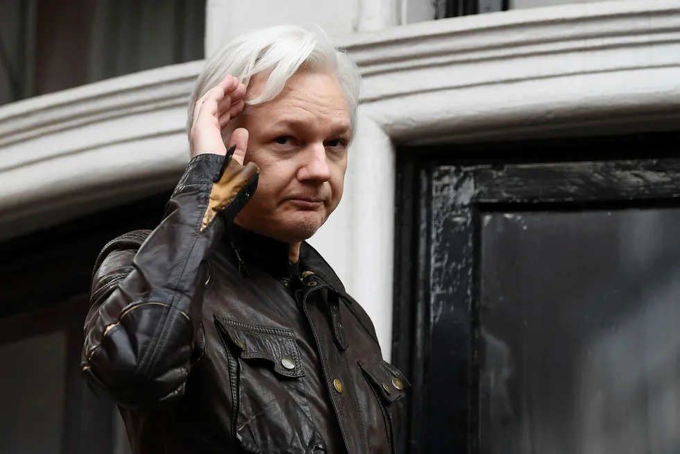 Julian Assange i Ecuadors ambassade i London i mai i fjor. Foto: AP/NTB scanpix