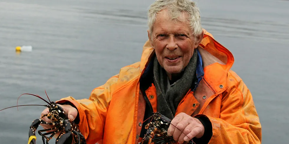 FORNØYD: Fritidsfisker Tor Magnus Bekkerhus fra Lyngdal var fornøyd med en fangst på tre hummere fra torsdagens trekk i Rosfjorden.