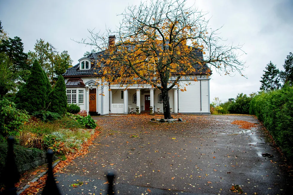 Den 500 kvadratmeter store boligen på Slemdal ble solgt langt under prisantydning.