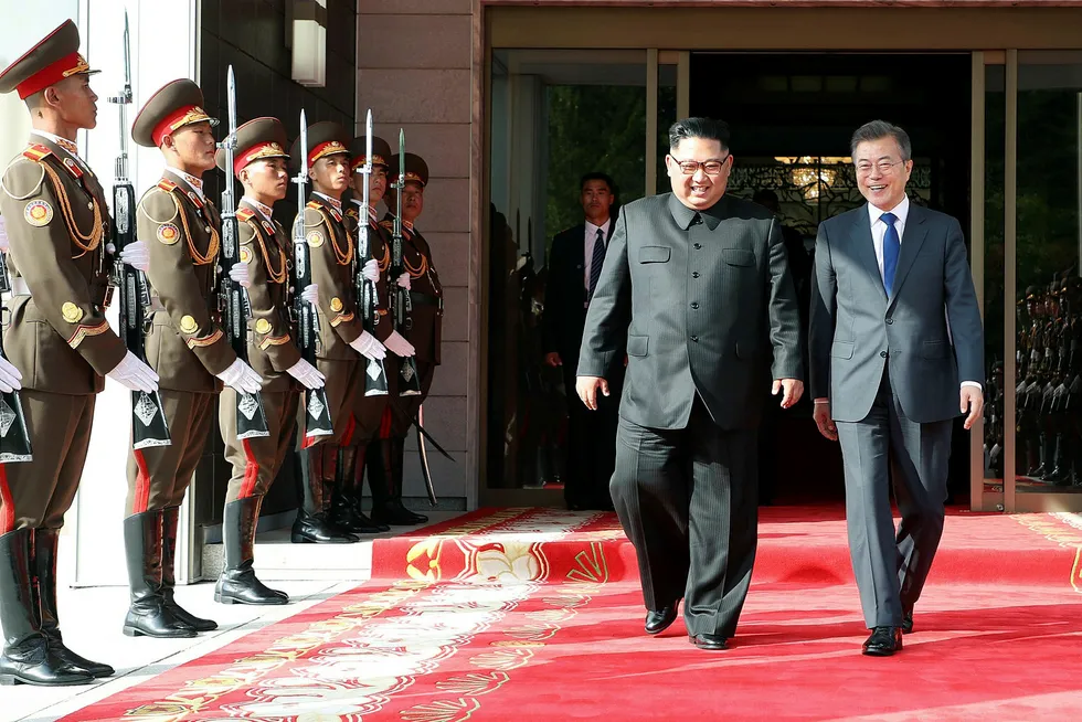 Etter det overraskende toppmøtet mellom Sør-Koreas president Moon Jae-in og Nord-Koreas leder Kim Jong-un i grensebyen Panmunjom, har en amerikansk delegasjon ankommet Panmunjom for møter. Mye tyder på at toppmøtet mellom USA og Nord-Korea vil bli avholdt om to uker i Singapore. Foto: AFP/NTB Scanpix
