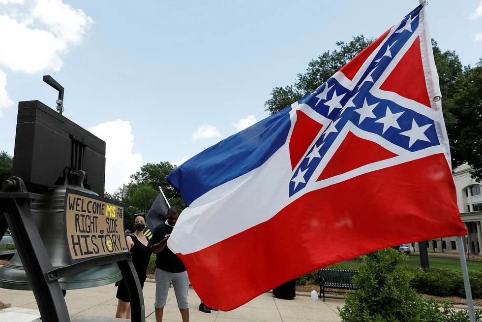 Senatet i Mississippi stemte søndag med 37 mot 14 stemmer for å fjerne det omstridte konføderasjonsemblemet i delstatens flagg.