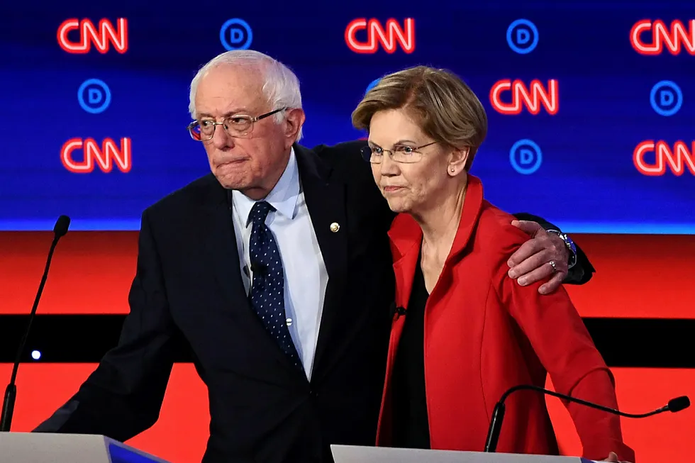 Bernie Sanders og Elizabeth Warren, begge presidentkandidater fra Demokratene, har studiegjeld-sletting som viktig del av valgkampen sin. Her avbildet sammen etter Demokratenes andre primærvalgdebatt i juli.