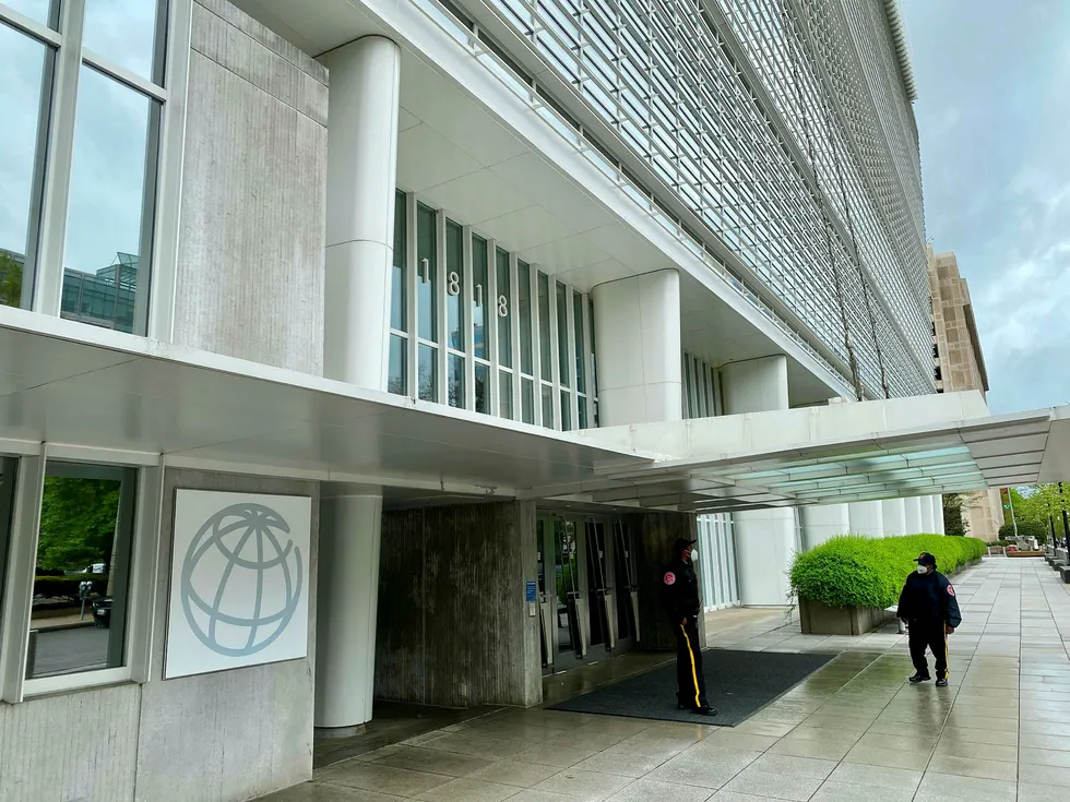 ICSID-domstolen er underlagt Verdensbanken-gruppen, og rettssakene avholdes vanligvis i hovedkvarteret i Washington, D.C.