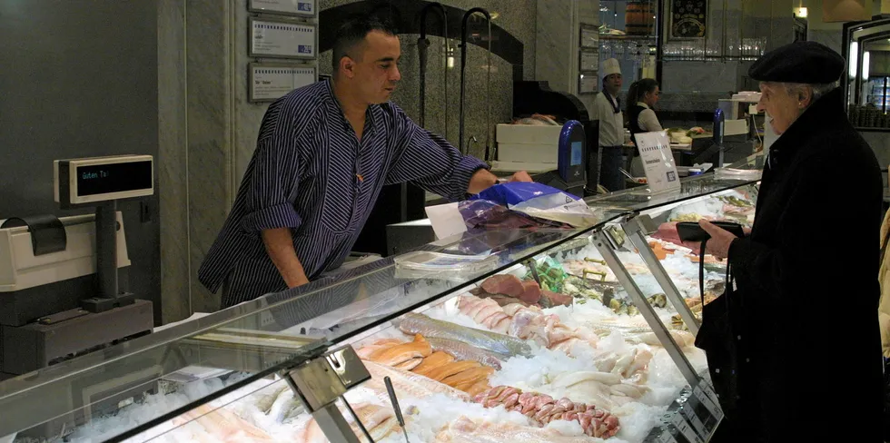 Lakseprisen var opp sist veke. Her fiskedisk hos KaDeWe i Hamburg, Tyskland.