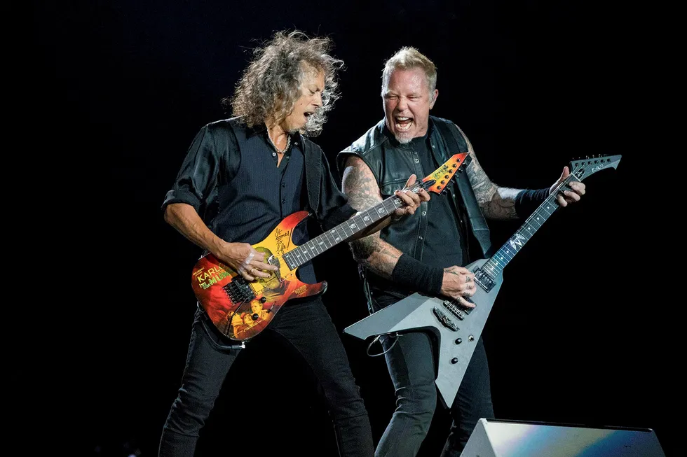 Fra gutterommet til de fasjonable salonger. Kirk Hammet og James Hetfield fra Metallica har foretatt en av rockens mange lange klassereiser. Nå får de en million og ære fra svenskekongen. Foto: Scott Legato/Getty Images