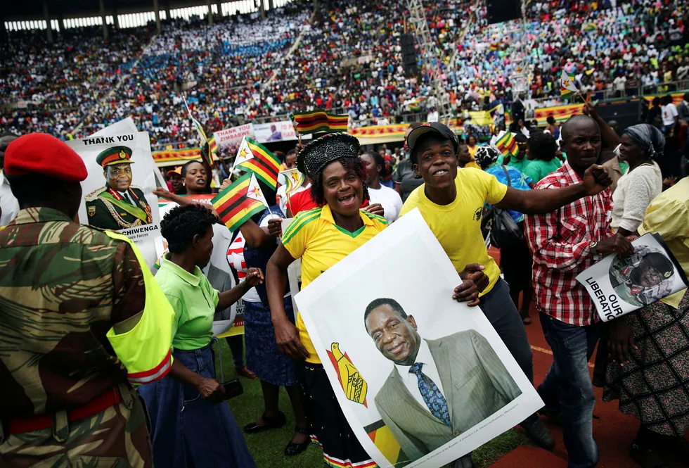 Folk jubler og heier når Emmerson Mnangagwa ble innsatt som president i Zimbabwe fredag. Foto: Sibeko Siphiwe /Reuters/NTB Scanpix Foto: Sibeko Siphiwe /Reuters/NTB Scanpix
