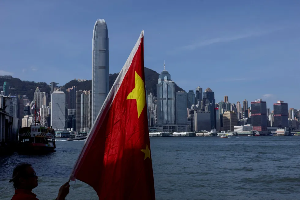 Folkerepubikken Kina feirer 75 år og det er langfri på det kinesiske fastlandet. Kinesiske selskaper som er børsnotert ved Hongkong-børsen har hatt en historisk uke. Flere eiendomsselskaper er mer enn doblet i børsverdi siden september.