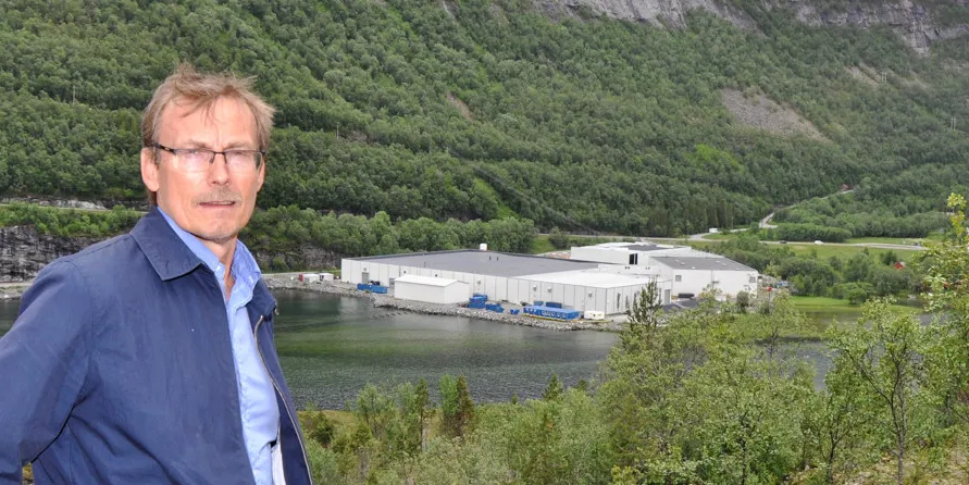 Daglig leder Tor-Arne Gransjøen i Helgeland Smolt, som har to settefiskanlegg. Her ses det ene anlegget og Sundsfjorden i Gildeskål i Nordland i bakgrunnen.