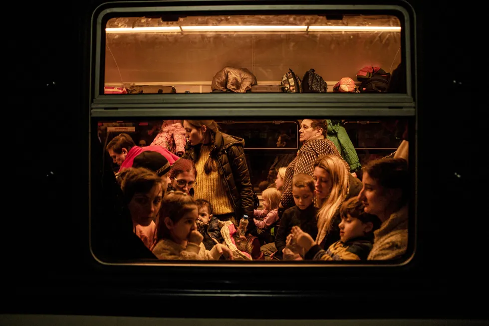 Vi står med åpne armer for dem som flykter fra krigen og kommer hit. Det er nye venner, skriver artikkelforfatteren. Bilde fra et tog i Lviv.