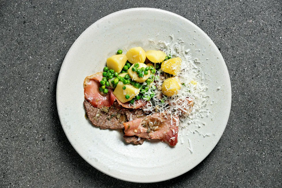 Enkelt, raskt og italiensk. Björn Svenssons vri på saltimbocca med kalvekjøtt, skinke, potet, grønne erter og revet parmesan. Foto: Sune Eriksen