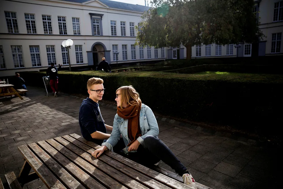 Studentene Heleen Mathys (til høyre) og Jordy Dehaene ved universitetet i Gent snakker ofte om politikk med venner, men opplever sjelden at unge i regionen Flandern ønsker løsrivelse. – Som et delt land blir vi enda mindre i Europa, sier Mathys. Foto: Per Thrana
