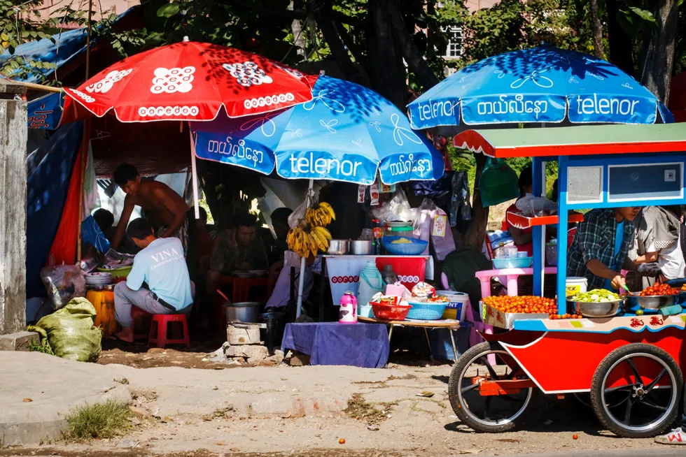 Salget av Telenor betyr at militærjuntaen får ubegrenset mulighet til å misbruke metadata for å forfølge Telenors kunder. Her fra Myanmars hovedstad Yangon i 2014.