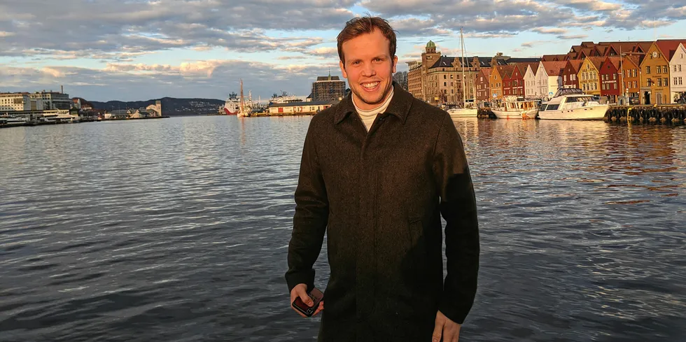 Teknisk sjef i Eide Fjordbruk, Erlend Eide. Her er han på Zachariasbryggen i Bergen med utsikt mot fjorden.