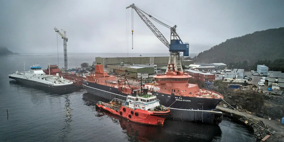 Illustrasjonsfoto av Havyard-verftet i Lerivik i Sogn. På bildet er blant annet skroget til «Ronja Storm» som bygges ved verftet.