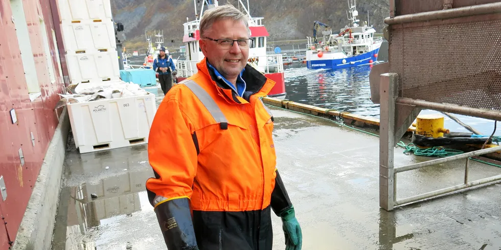 OLDERVIK OG ØKSFJORD: Hans Ivar Pedersen er daglig leder i Oldervik Fiskeindustri. Her på kaia til Øksfjord Fiskeindustri i Loppa kommune.