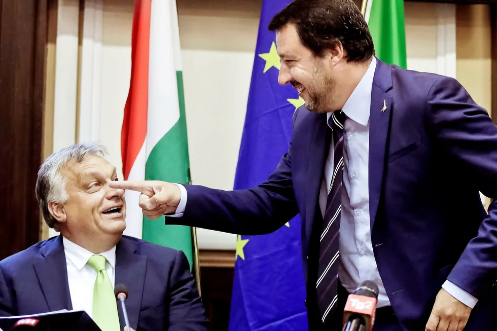 Italias innenriksminister og visestatsminister Matteo Salvini (til høyre) og Ungarns statsminister Viktor Orbán er helt enige om at migrantene må stoppes, både på land og til vanns.