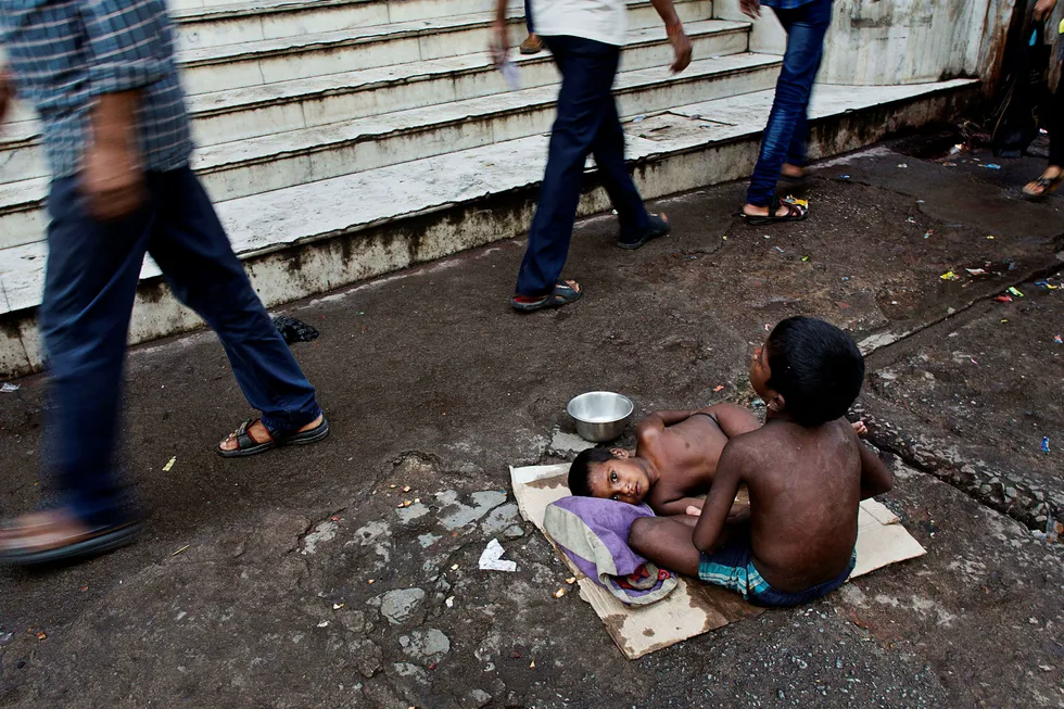 To hjemløse indiske barn tigger på et marked i Gauhati i 2016. Med utgangspunkt i en valgreform India gjennomførte i 2008 har Kalle Moene og hans kolleger med større sikkerhet kunnet påvise at økt ulikhet gir økt barnedødelighet.
