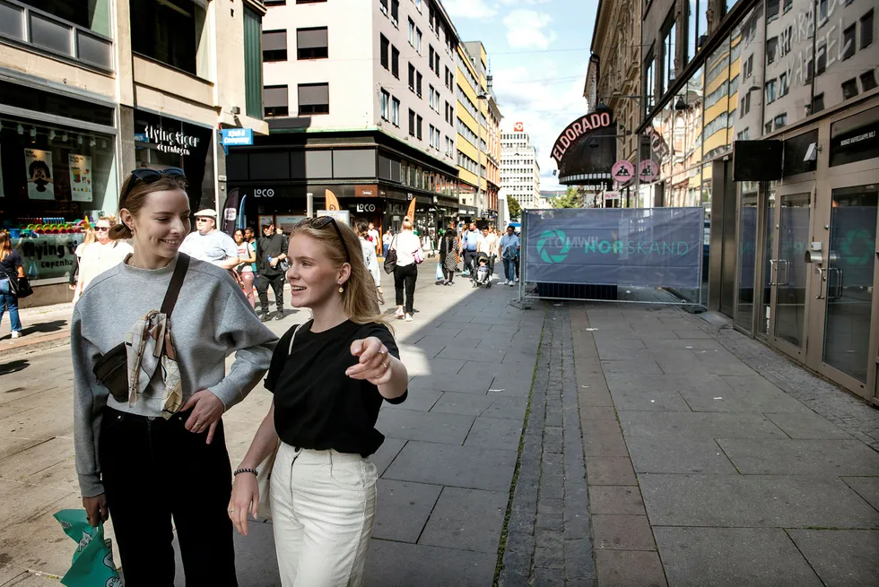Maria Røsaker (tv) og Marte Tenden Karlsen har nesten sluttet å handle i tradisjonelle klesbutikker. Her er studentene utenfor en nedlagt klesbutikk i Oslo.