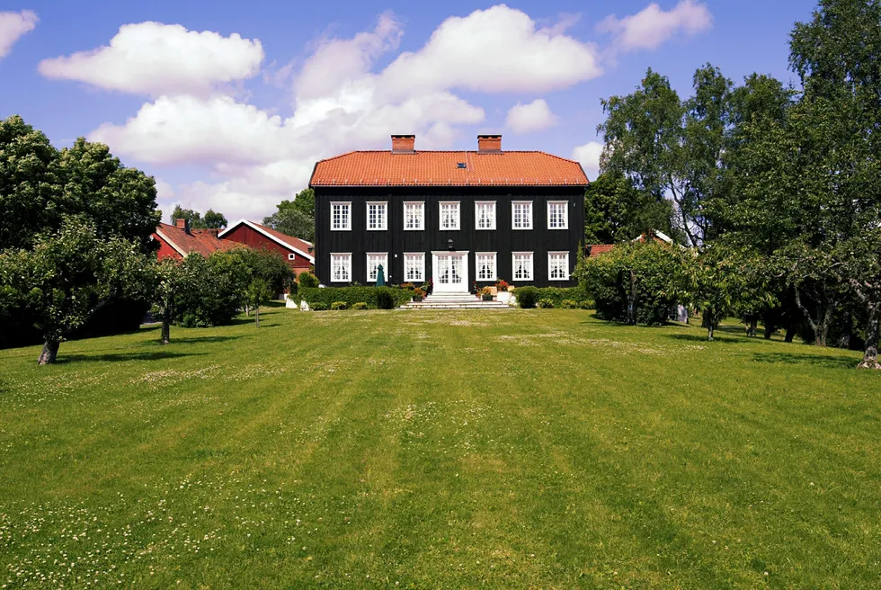 Hovedbygget på Østre Holmen gård i Holmenkollveien 19. Eiendommen er nå solgt for et tresifret millionbeløp av eiendomsmilliardær Trygve Bjerke. Bildet er tatt i 2002 da tidligere Kværner-sjef Erik Tønseth eide gården.