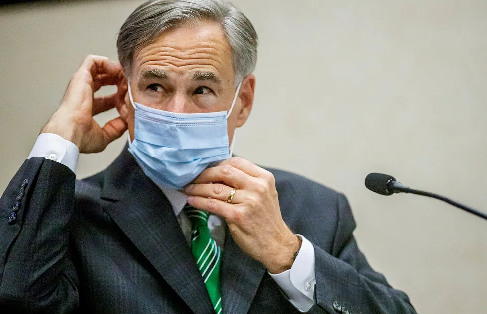 Guvernør Greg Abbott i Texas utstedte torsdag et påbud om å bruke munnbind på offentlige steder. Antall koronasmittede når nye høyder i USAs nest største stat.