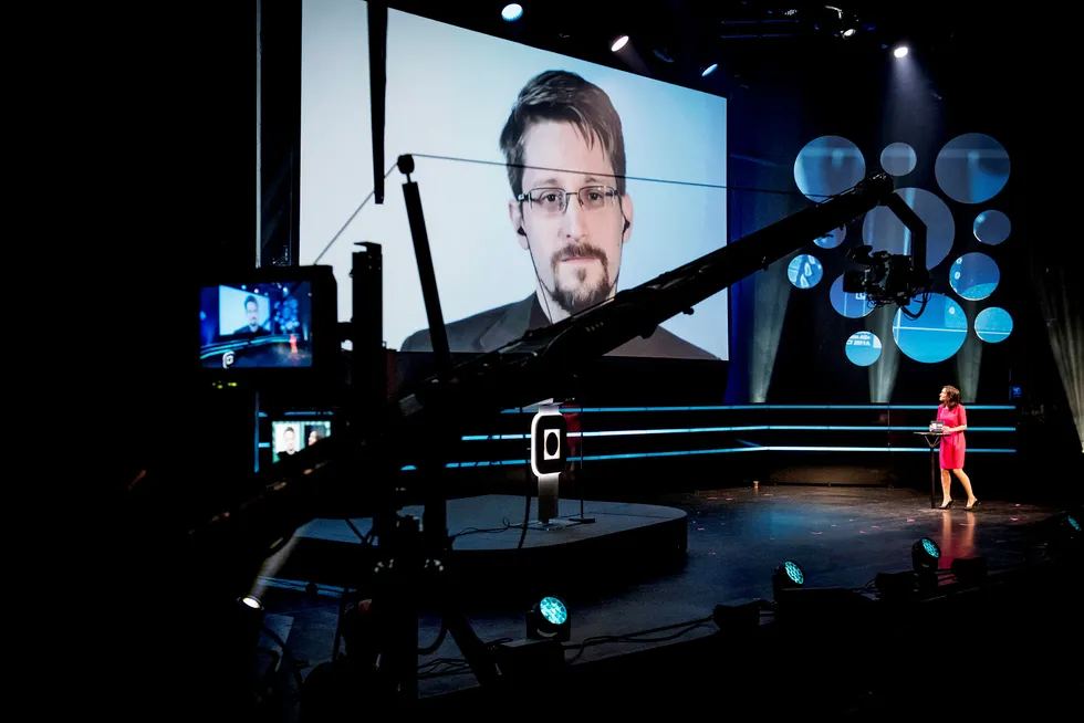 Edward Snowden kom med klare oppfordringer til forbrukerne av sosiale medier, og andre digitale nettverk, om å åpne øynene for den teknologiske utviklingen.
