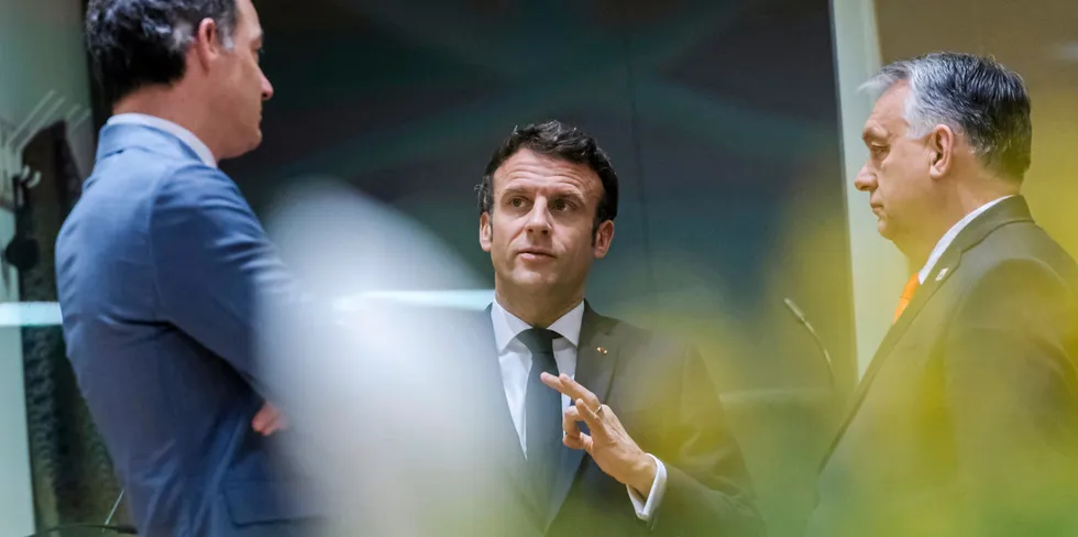 EUs ledere var fredag samlet til dag to av sitt faste marstoppmøte i Brussel, med energi på agendaen. Her er Frankrikes president Emmanuel Macron sammen med Belgias statsminister Alexander De Croo og Ungarns statsminister Viktor Orban.