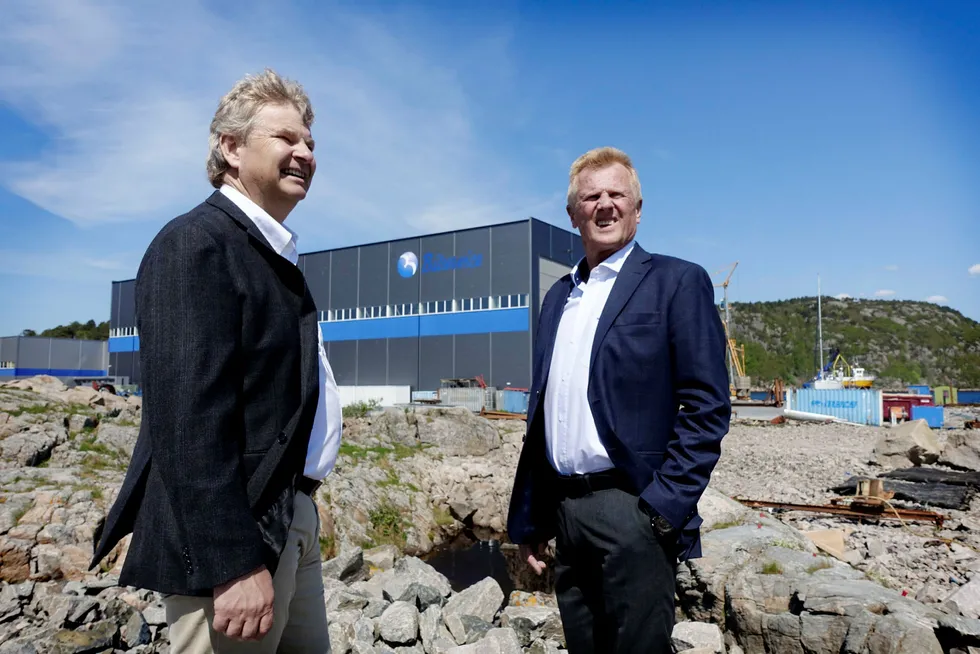 Tor Henning Ramfjord (fra venstre), tidligere toppsjef i oljeutstyrsgiganten National Oilwell Varco, kjøper både eiendom og drift i Båtservice-konsernet i Mandal der Bjørn Fjellhaugen har vært administrerende direktør i 26 år. Foto: Harald Berglihn