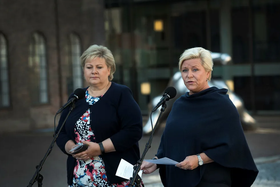 Statsminister Erna Solberg og finansminister Siv Jensen må konstatere at både Høyre og Fremskrittspartiet sliter med å holde på medlemmene sine.