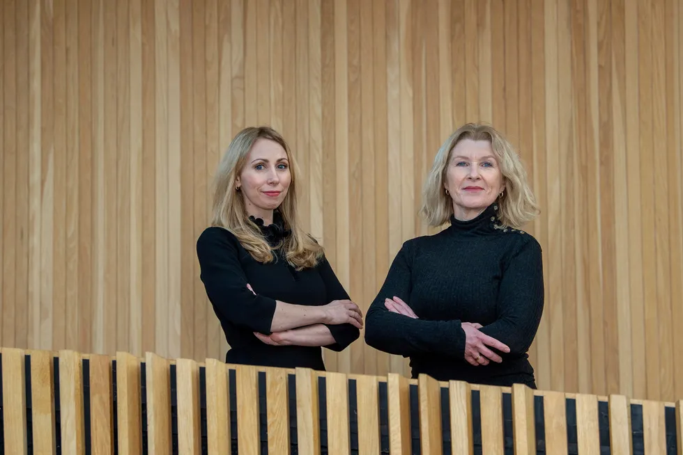 Anita Hoemsnes (til høyre) og Jorun S. Aartun gir ferske fondssparere en guide til riktig fondsvalg, basert på boken «Penga og livet – ta grep om egen økonomi».