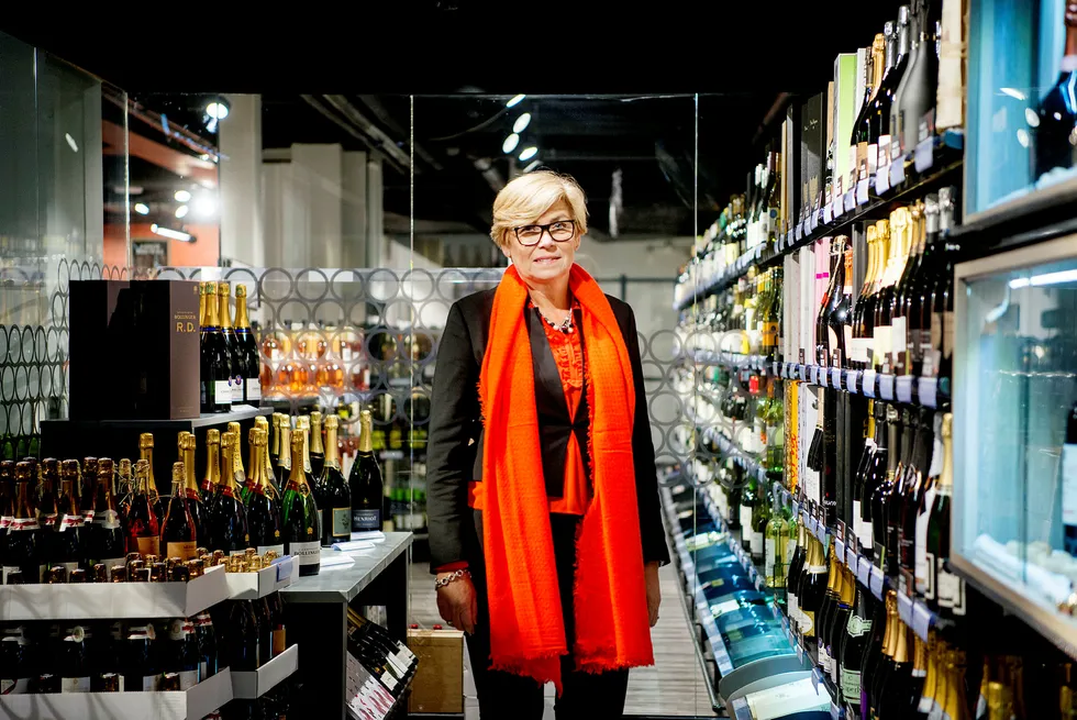 Hilde Britt Mellbye kan kjøpe mange flasker vin for pengene hun får i sluttpakken sin.