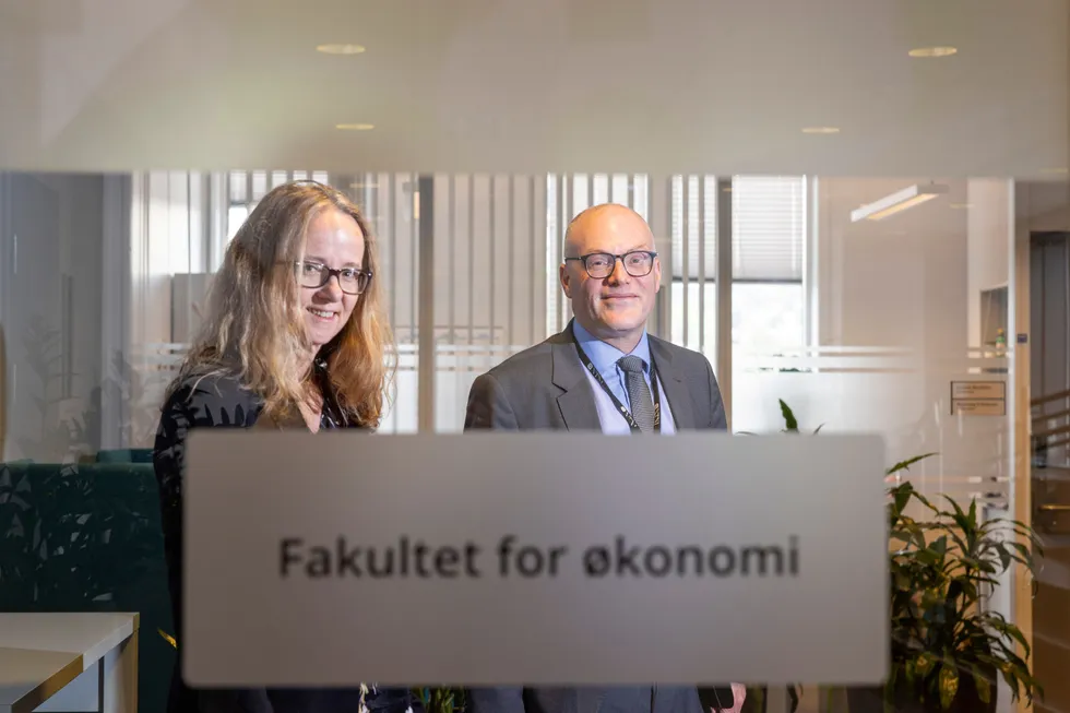 Professorene Monica Rolfsen og Frode Kjærland på fakultet for økonomi på NTNU.