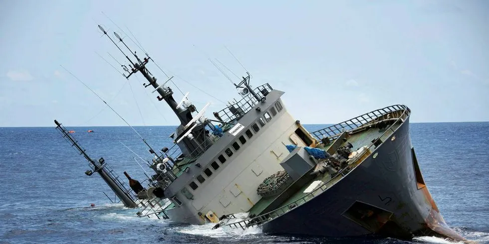 ULOVLIG FISKE: Tråleren «Thunder» sank til 3800 meters dyp utenfor Sâo Tomè og Principe 6. april 2015, etter å ha blitt jaget rundt i havet på den sørlige halvkulen i 110 dager av Sea Sheperd.Foto: Simon Ager/ Sea Sheperd Global