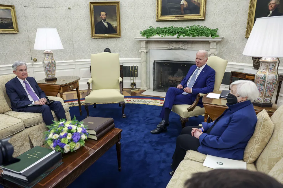 Tirsdag møttes sentralbanksjef Jerome Powell (t.v.) og finansminister Janet Yellen president Joe Biden i Det hvite hus.