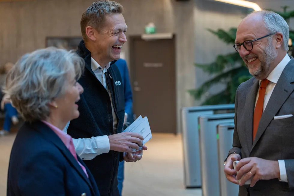 Inge Reinertsen (i midten) var synlig fornøyd med den første dagen som Norges mektigste sparebank-sjef. Her sammen med påtroppende Telenor-sjef Benedicte Schilbred Fasmer og visekonsernsjef Per Halvorsen i den nyfusjonerte storbanken Sparebanken 1 Sør-Norge.