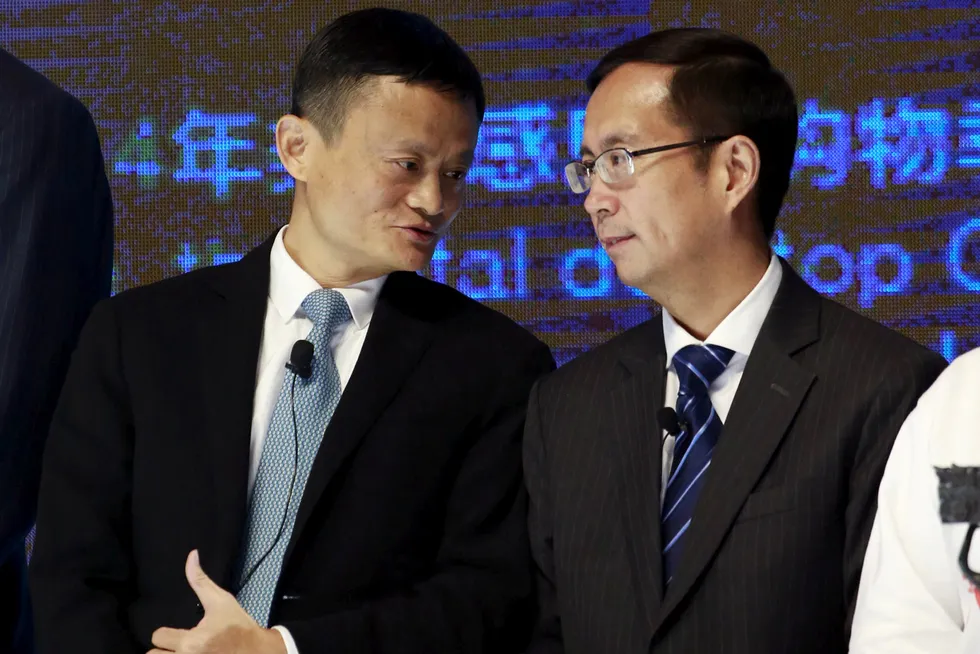 Alibabas gründer og styreformann Jack Ma i samtale med Alibabas toppsjef Daniel Zhang.