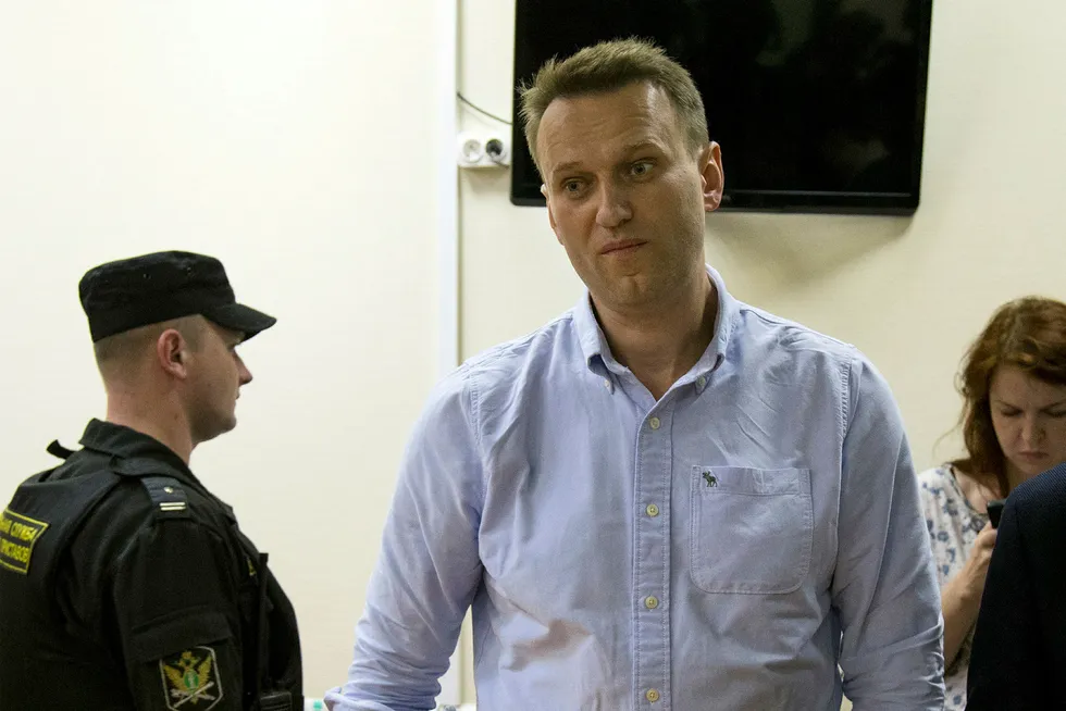Politiet i Russland tok med seg datamaskinen til Aleksej Navalnyj da de utførte en razzia på kontoret hans torsdag. Her er han avbildet i retten i Moskva, da han tidligere denne måneden anket en fengselsdom for å ha arrangert ulovlige demonstrasjoner. Foto: AP / NTB