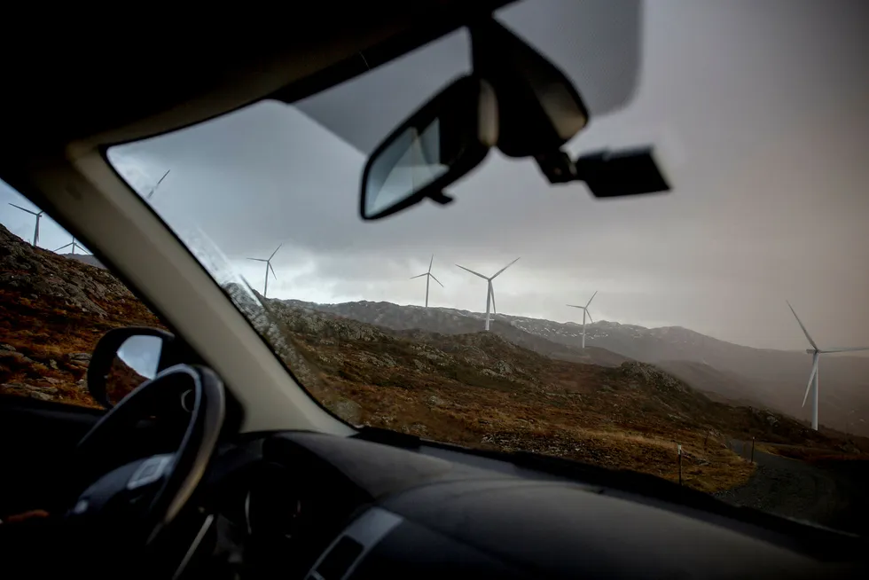 Midtfjellet vindpark på Fitjar, her sett fra bilen til driftsleder Lars Helge Landa i 2016.